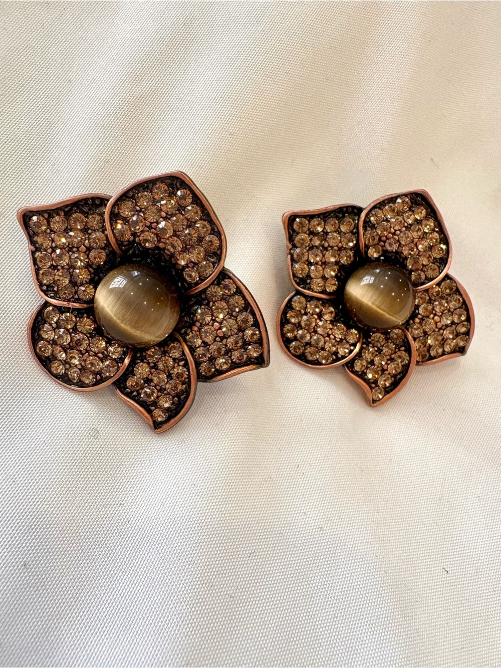 Vintage Bronze Flower Clip Earrings Cat’s Eye Champagne Rhinestones EUC - Picture 4 of 4